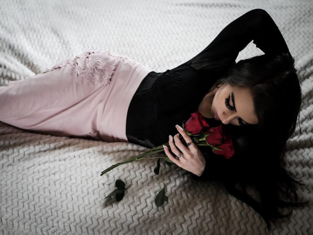 mujer con un ramo de rosas rojas recin regalado